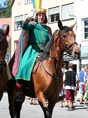 Karl-Heinz mit seinem Schützenpferd Zhakira als Ulrich von Uttental